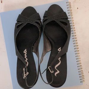 Nina black 3” heels. Size 9 1/2